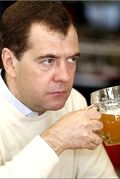 Гопник в пивном баре чуть не «отжал» у Медведева айфон